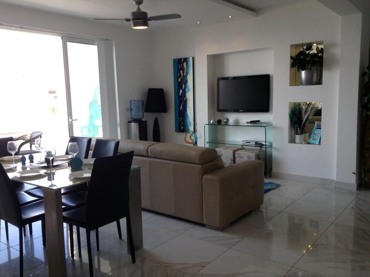 Seafront Apartment With Pool セント・ポールズ・ベイ エクステリア 写真