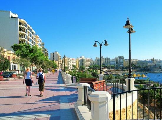 Seafront Apartment With Pool セント・ポールズ・ベイ エクステリア 写真