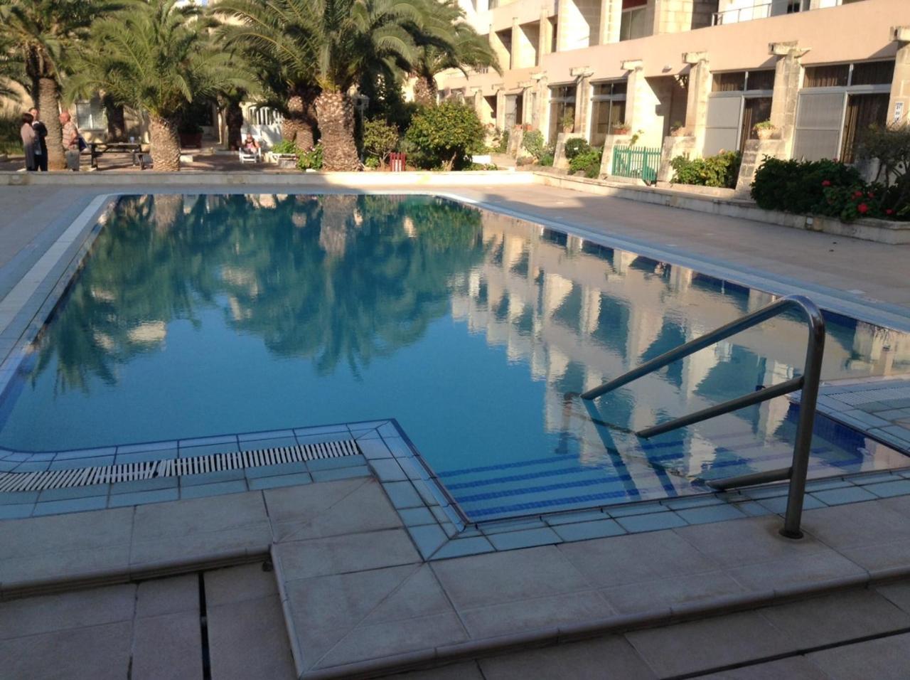 Seafront Apartment With Pool セント・ポールズ・ベイ エクステリア 写真